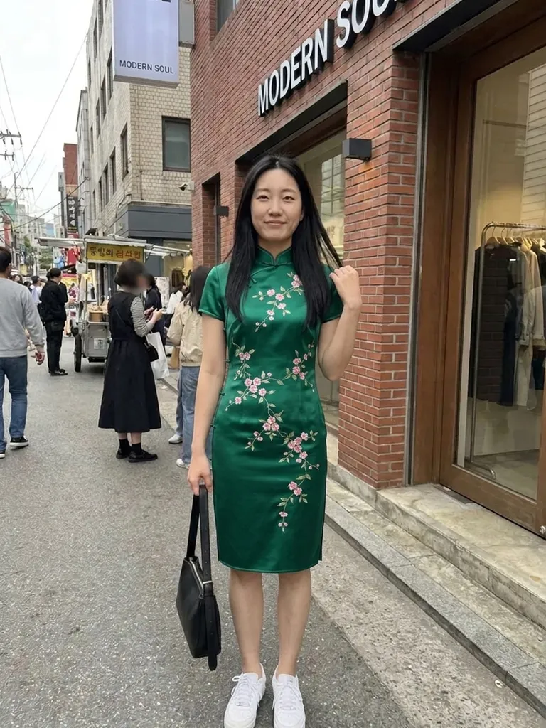 Qipao try-on: see a cheongsam on you before you buy